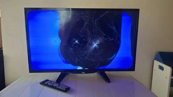 TV AOC 32 Liga - Tela Quebrada - Com Controle - Para Peças