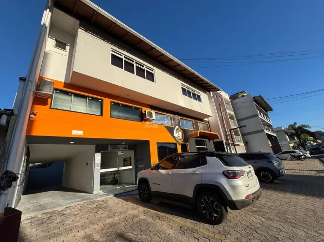Sala comercial com 25m², no primeiro pavimento, possui 01 banheiro social e 01 vaga de gar