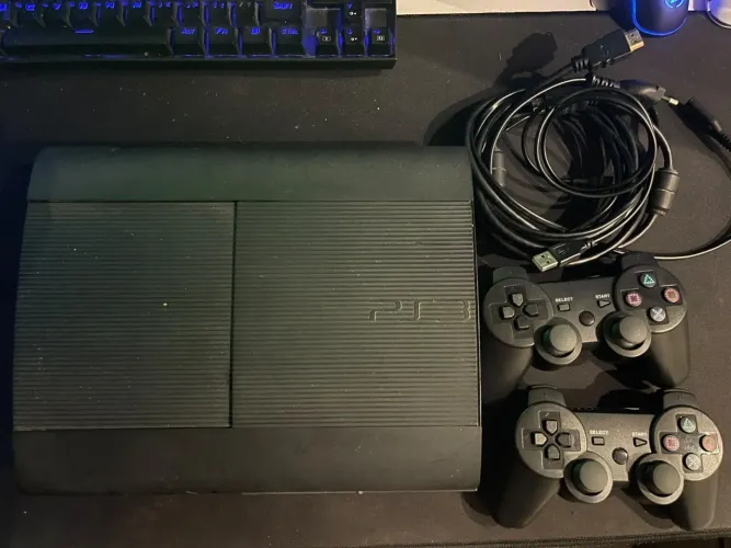 PS3 DESBLOQUEADO - 500GB Acompanha 2 controles