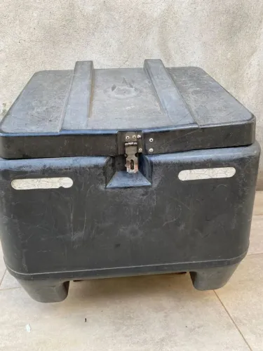 Vende_se um bau para moto completo com aranha e suporte.