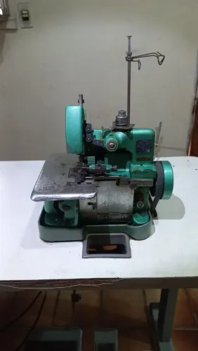 Máquina de Costura Overloque