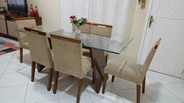 Vendo mesa 180x90 com 6 cadeias bom estado de conservação.