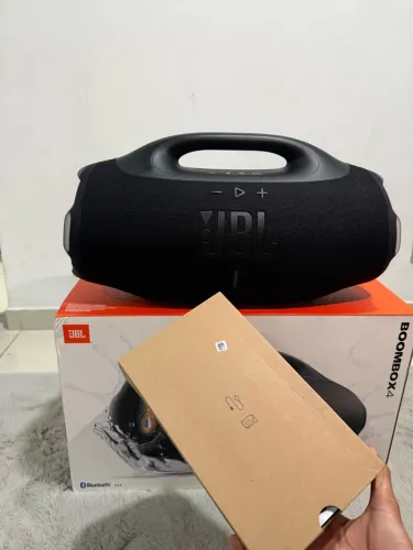 Jbl Bombox 4 só foi aberta pra tirar foto