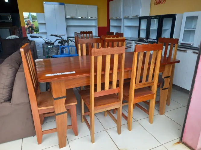 Mesa de madeira com 6cadeiras.