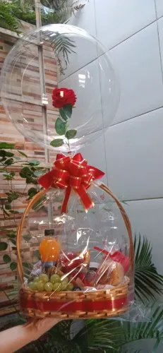Cesta Café da Manhã Completa Com Balão Buble e Rosa Eterna.