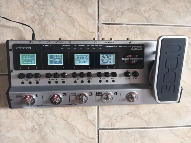 Pedaleira Zoom G5 com diversos efeitos simuladores de amplificador.