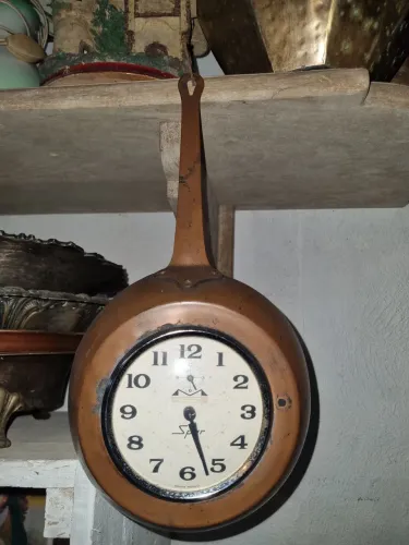 Lindo despertador na frigideira de latão para restauração o decoração