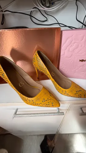 Scarpin 38 CS todo em couro cortado a laser