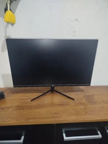 Monitor 24'' com defeito.