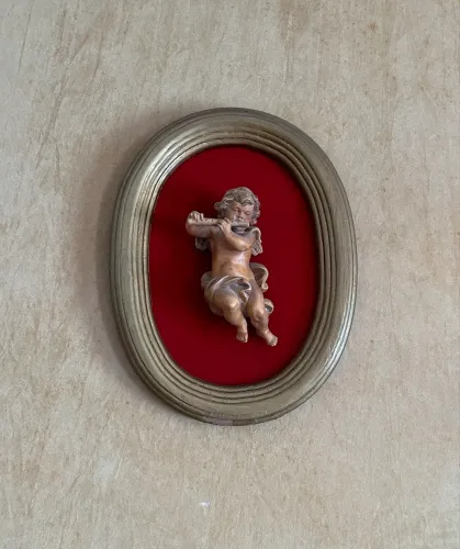 Anjo em quadro oval de veludo 