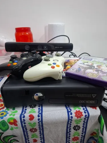 Xbox 360 + Kinect + 2 controles + 2 jogos (Bloqueado)