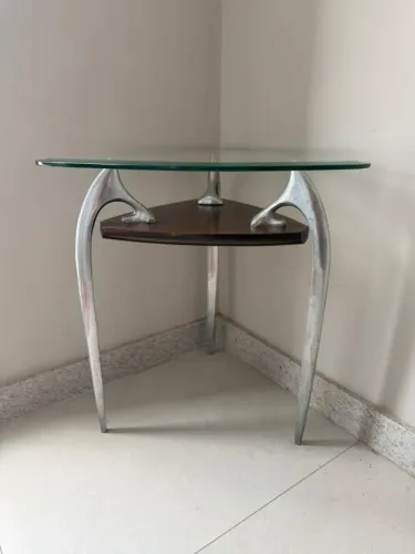 Mesa de Canto Madeira com Pés em Inox e Tampo de Vidro Bisotado