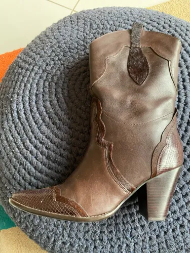 Bota Arezzo original em couro marrom, estilo western/country,
