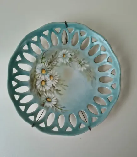 Prato Decorativo de Porcelana Pintado à Mão (Margaridas) - Assinado Malú - S Brasil