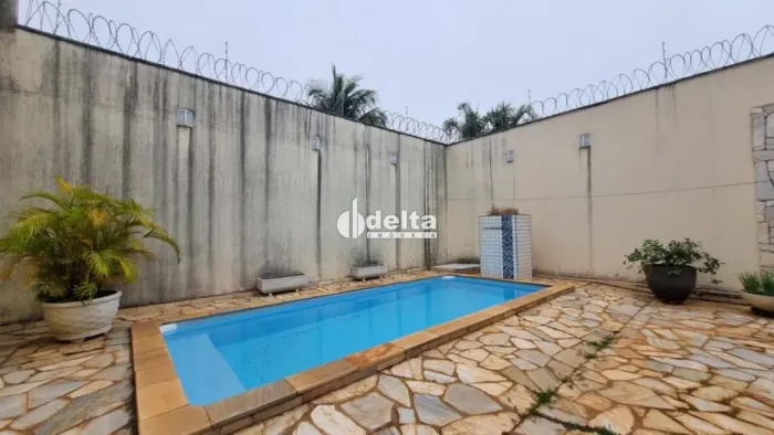 Casa com 3 quartos sendo 2 suíte disponível para locação no bairro Santa Mônica em Uberlân