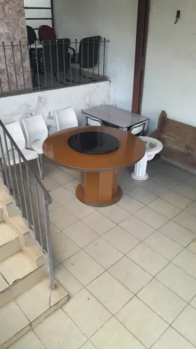 Mesa de jantar redonda sem cadeiras