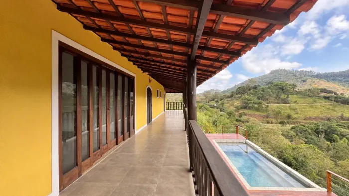 Linda casa à venda no Vale do Cuiabá - Petrópolis - RJ, com 4 suítes, piscina em condomíni