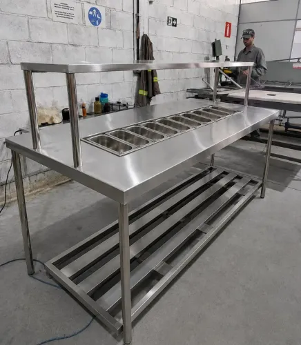 Mesa para montagem de lanches 100% inox
