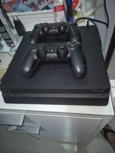 Ps4 com 2 controles em ótimo estado 