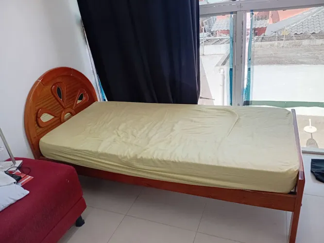 Cama solteiro com colchão de madeira maciça