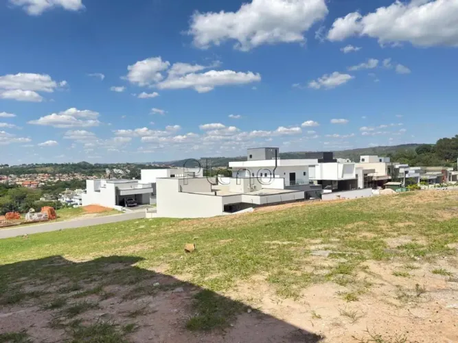 Terreno à Venda no Condomínio Colline Di Parma em Valinhos, no bairro Vila Capuava.