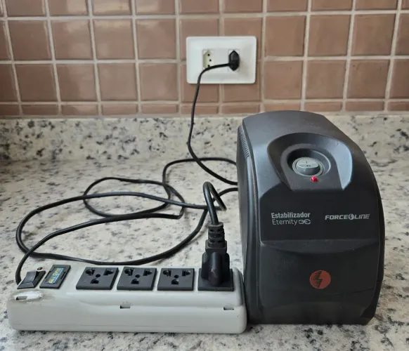 Estabilizador Force Line Eternity 300VA 115V + Filtro de Linha com fio de 140cm