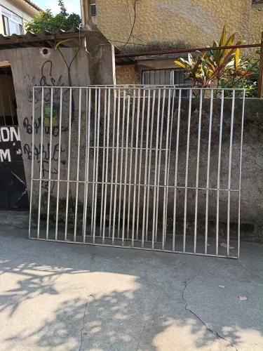 Vende-se esta grade de alumínio 2,60 de largura por 2 m de altura de altura