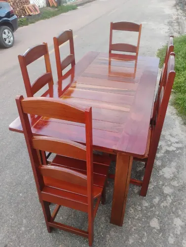 VENDO MESA DE MADEIRA COM 6 CADEIRAS MEIA LUA