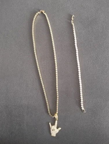 Corrente com pingente + pulseira cravejada, banhada a ouro.