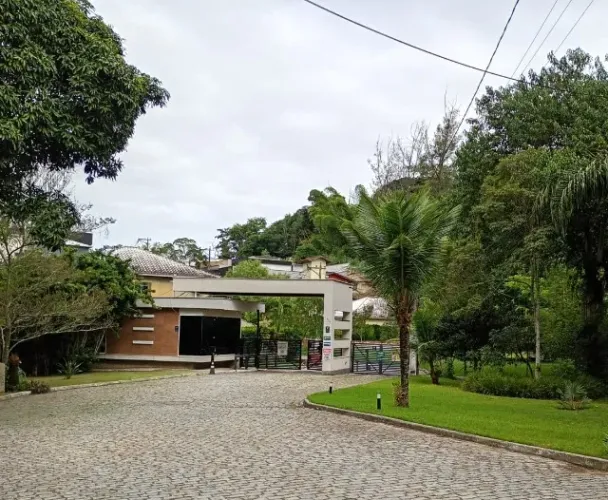 Condomínio aconchegante na estrada principal 