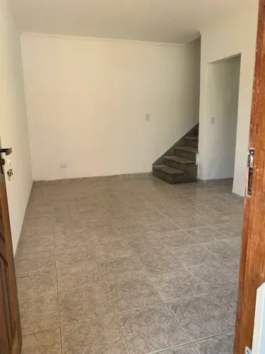 Sobrado para aluguel possui 90 metros quadrados com 2 quartos em Itaquera - São Paulo - SP