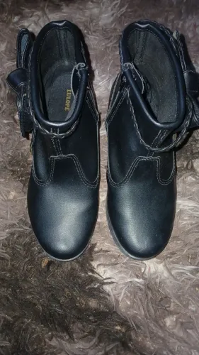 Bota preta tamanho 32