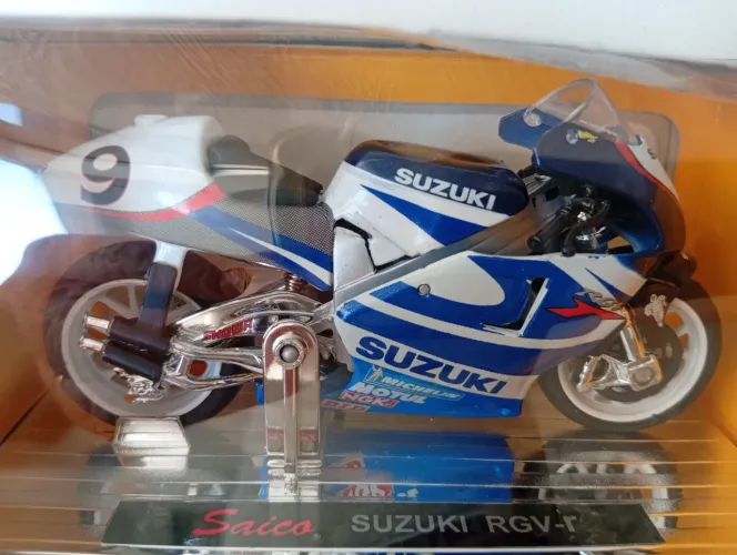 Combo 2 Motos 1:18 - Suzuki RGV-R #9 + Yamaha YZ-400F