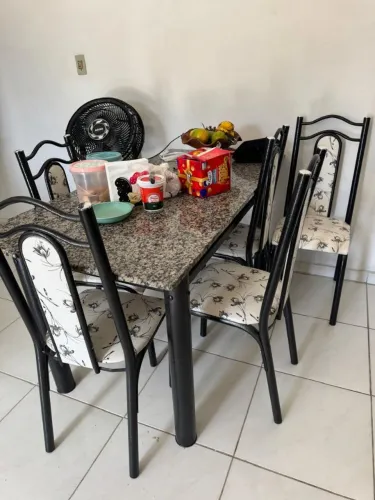 Mesa com 6 cadeiras e pedra de mármore 