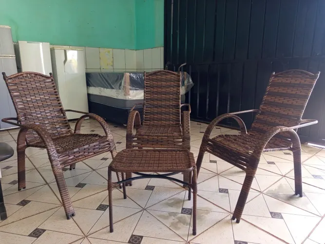 Conjunto de cadeiras de fibras com 03 peças e mesa de centro. 