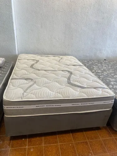 Cama casal com colchão D33 de molas ensacadas