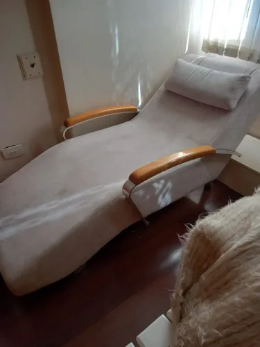 Poltrona Divã bege para casa ou consultório