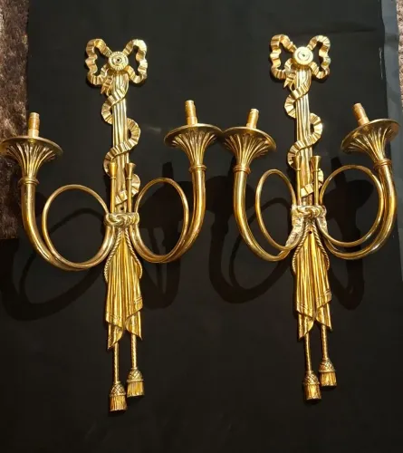 Par de luminárias / arandelas de bronze para parede em formato de Trompa musical 