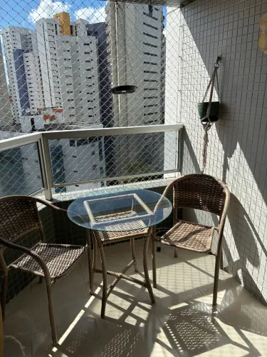 Conjunto bistrô para varanda com fibra sintética resistente ao sol e chuva