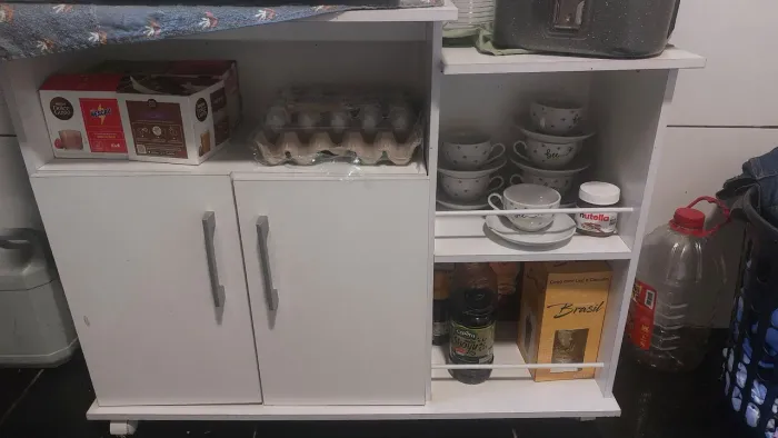 Móvel de cozinha que suporta micro-ondas e airfryer