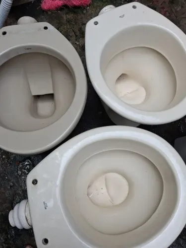 Vaso sanitário antigo em perfeito estado de conservação