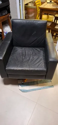 Poltrona Giratória em Couro Preto - Design Moderno e Confortável