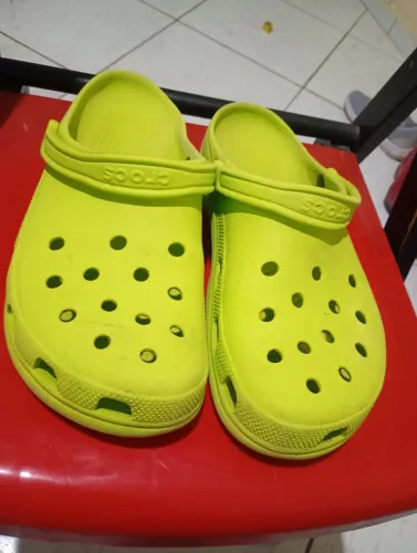 Sandália cro original N 44 com um pequeno furo no solado mais conserta no centro