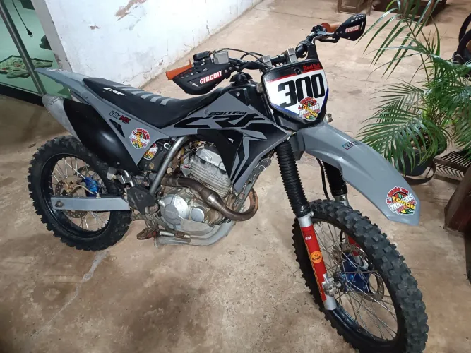 XRE 300 vestida de CRF.