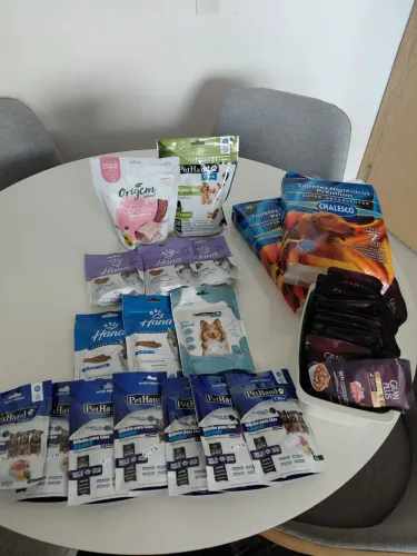 Vendo para caes: Saches de ração úmida, petiscos, tapetes higiênicos