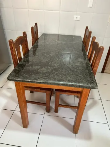 Mesa de madeira maciça com tampo de granito + 4 cadeiras ? feita sob medida