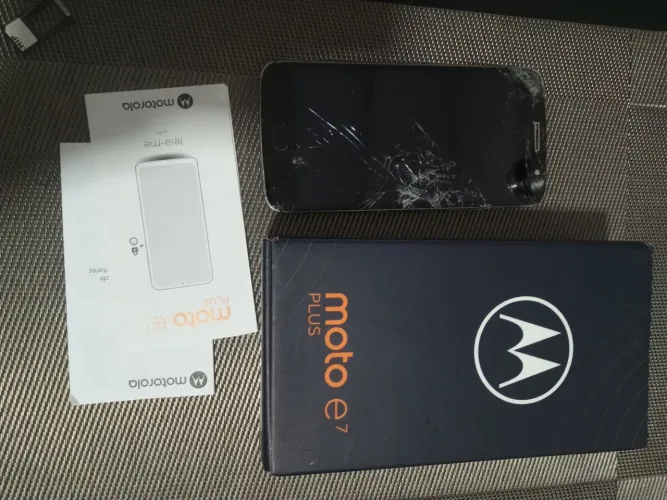 Celular com tela quebrada