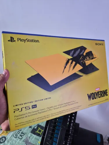 Tampa original wolverine amarelo PS5 PRO