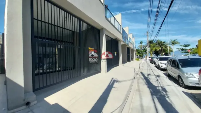 Loja em Conjunto de Lojas na Esquina da Avenida da Praia no Camaroeiro