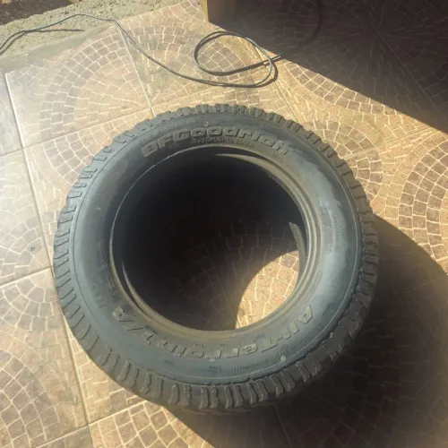 Pneu BF Goodrich 275 / 65 R18 em bom estado